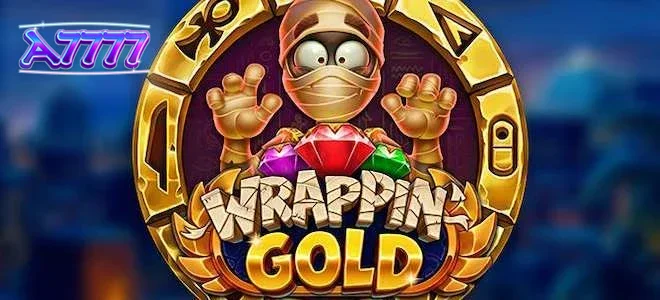 Karakter firaun Khufu dalam permainan slot Wrappin’ Gold dengan latar belakang makam Mesir yang megah.